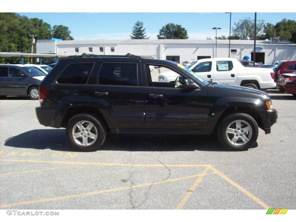 2005 Grand Cherokee Laredo 4x4 - Brilliant Black Crystal Pearl / Medium Slate Gray photo #20