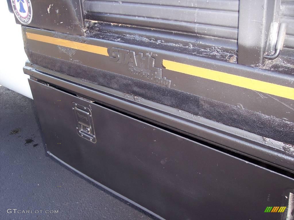 1999 F450 Super Duty XL Regular Cab Dually Chassis Stake Truck - Oxford White / Medium Graphite photo #10