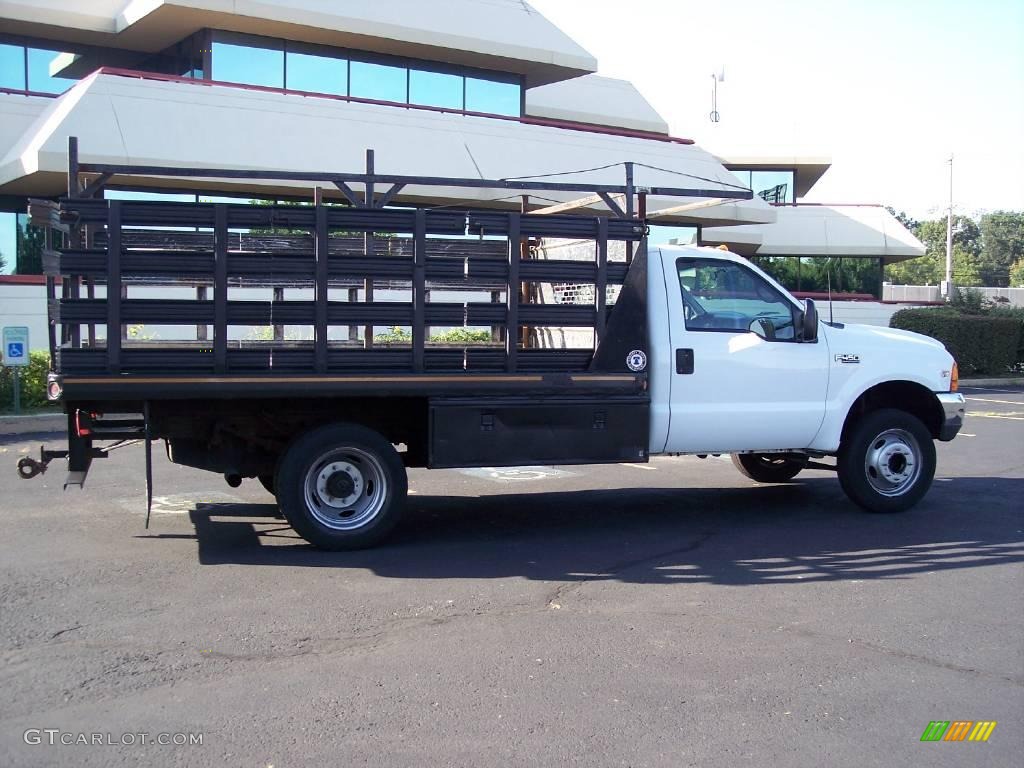 1999 F450 Super Duty XL Regular Cab Dually Chassis Stake Truck - Oxford White / Medium Graphite photo #18