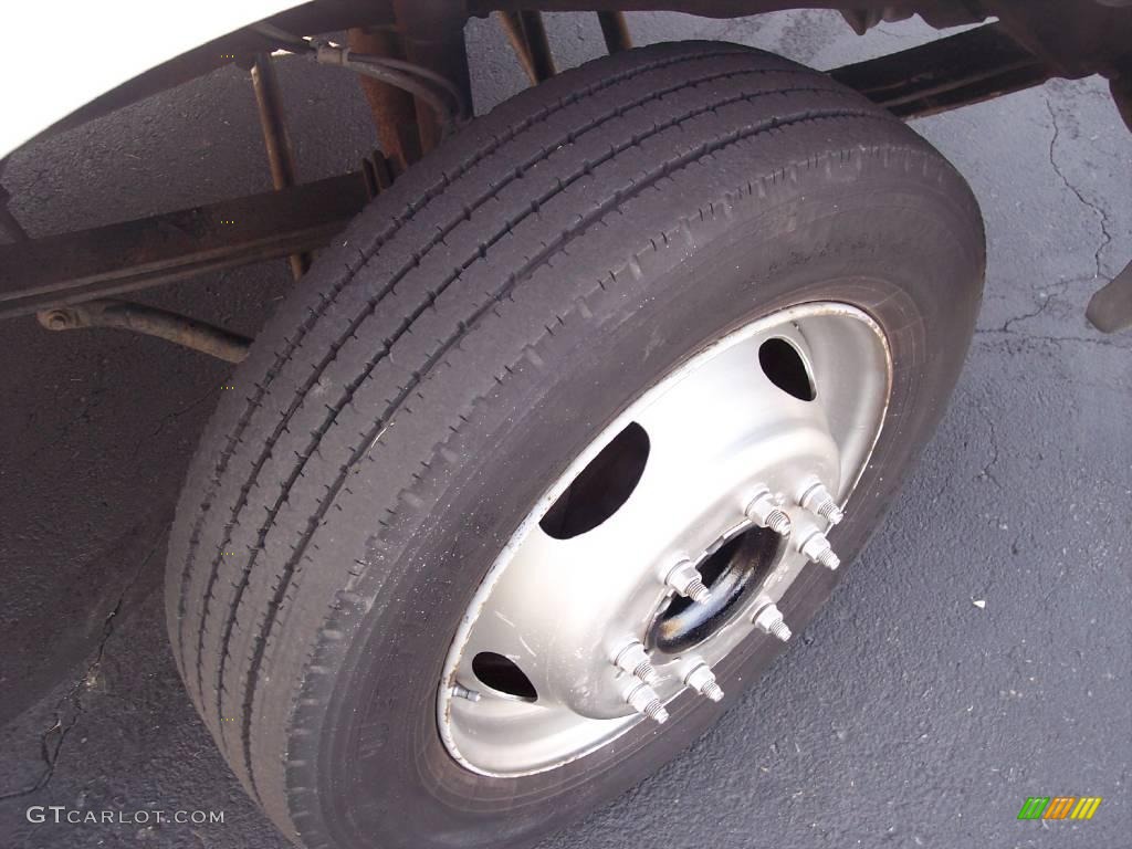 1999 F450 Super Duty XL Regular Cab Dually Chassis Stake Truck - Oxford White / Medium Graphite photo #26