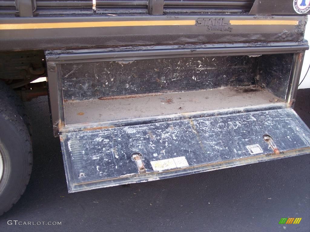 1999 F450 Super Duty XL Regular Cab Dually Chassis Stake Truck - Oxford White / Medium Graphite photo #29