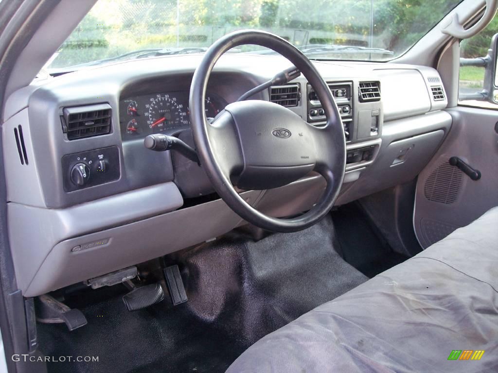 1999 F450 Super Duty XL Regular Cab Dually Chassis Stake Truck - Oxford White / Medium Graphite photo #30