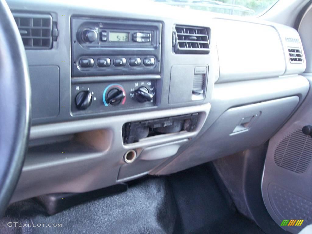 1999 F450 Super Duty XL Regular Cab Dually Chassis Stake Truck - Oxford White / Medium Graphite photo #32