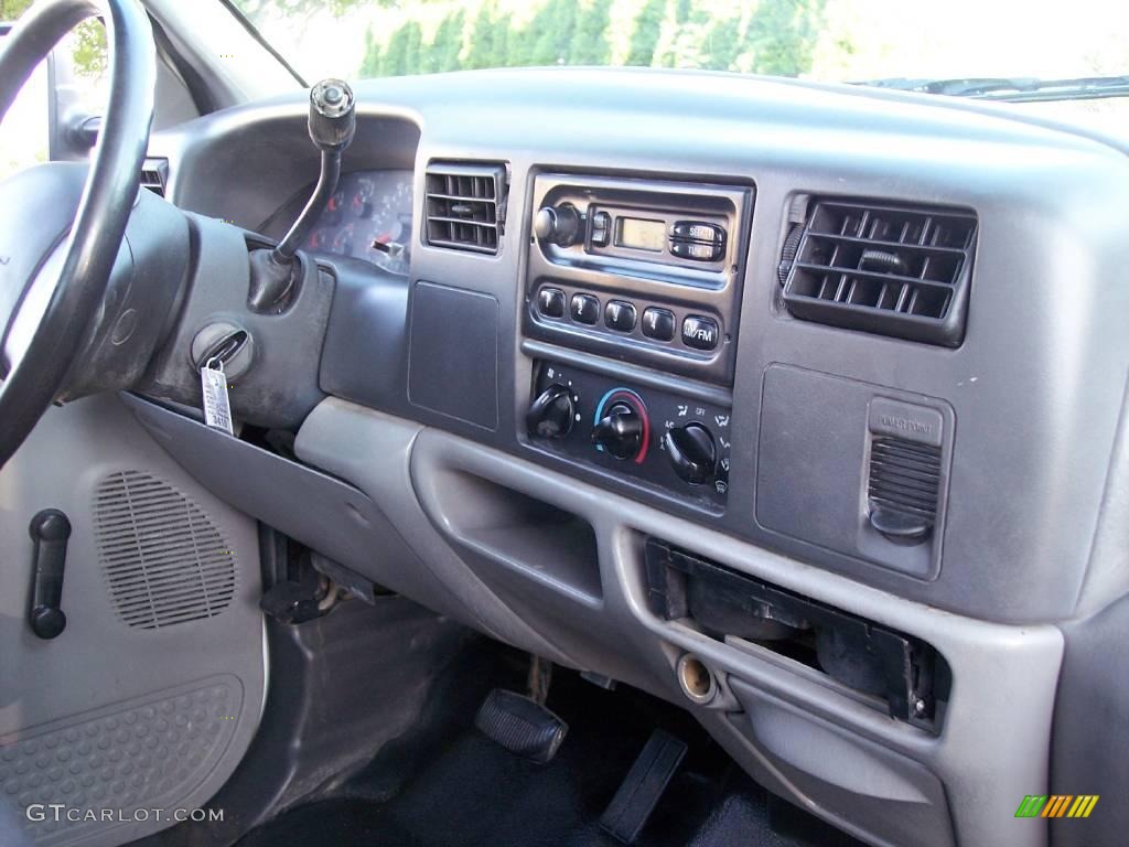 1999 F450 Super Duty XL Regular Cab Dually Chassis Stake Truck - Oxford White / Medium Graphite photo #39