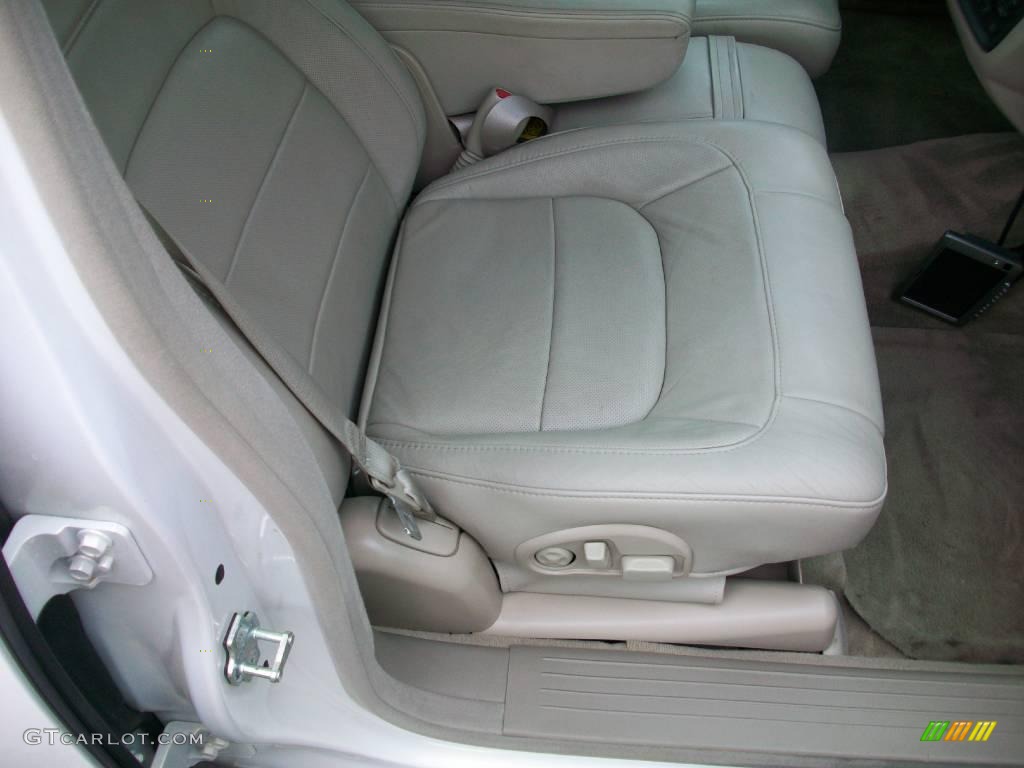 2005 DeVille Sedan - Cotillion White / Shale photo #12