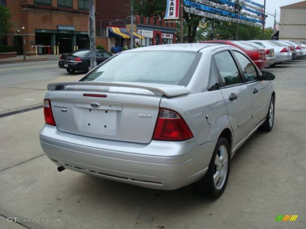 2005 Focus ZX4 SES Sedan - CD Silver Metallic / Dark Flint/Light Flint photo #4