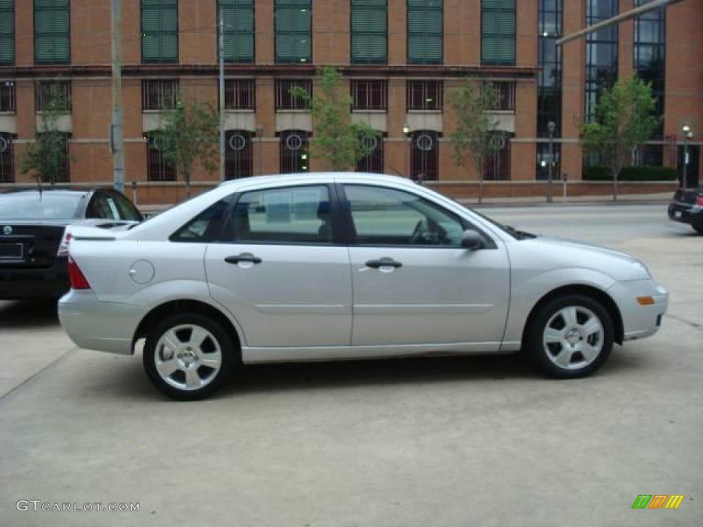 2005 Focus ZX4 SES Sedan - CD Silver Metallic / Dark Flint/Light Flint photo #5