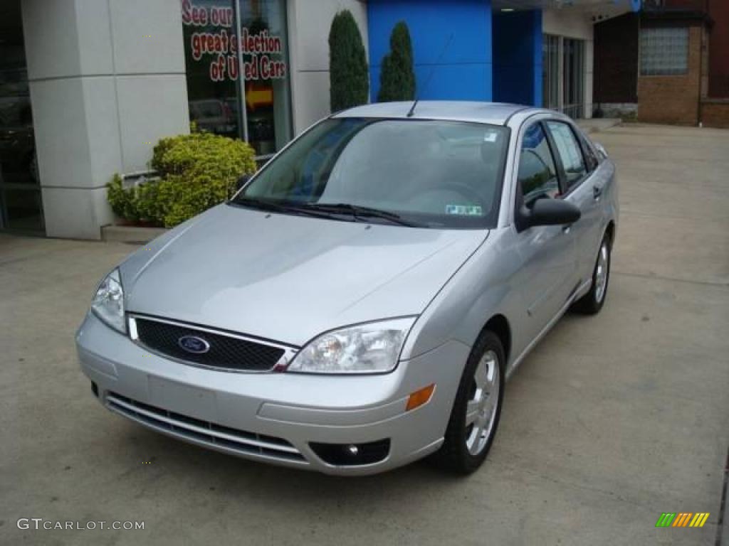 2005 Focus ZX4 SES Sedan - CD Silver Metallic / Dark Flint/Light Flint photo #8