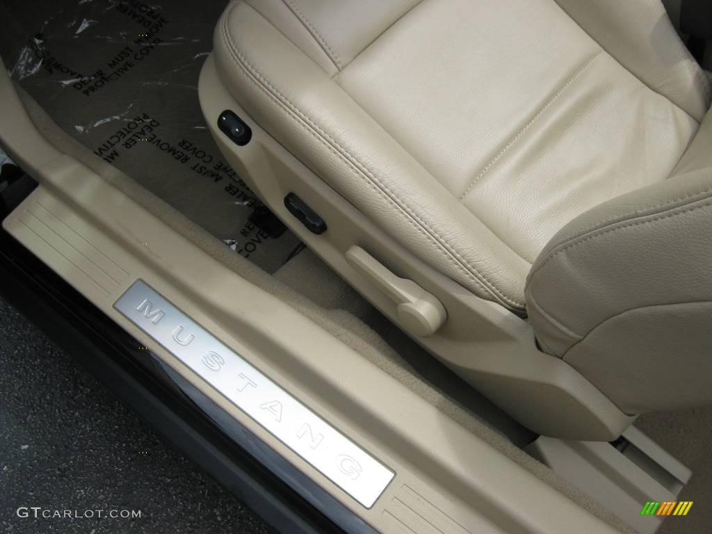 2008 Mustang V6 Premium Convertible - Black / Medium Parchment photo #17