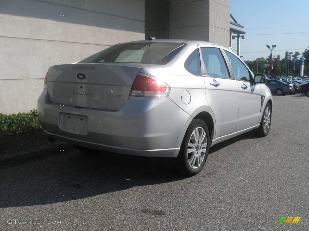 2008 Focus SE Sedan - Silver Frost Metallic / Medium Stone photo #3