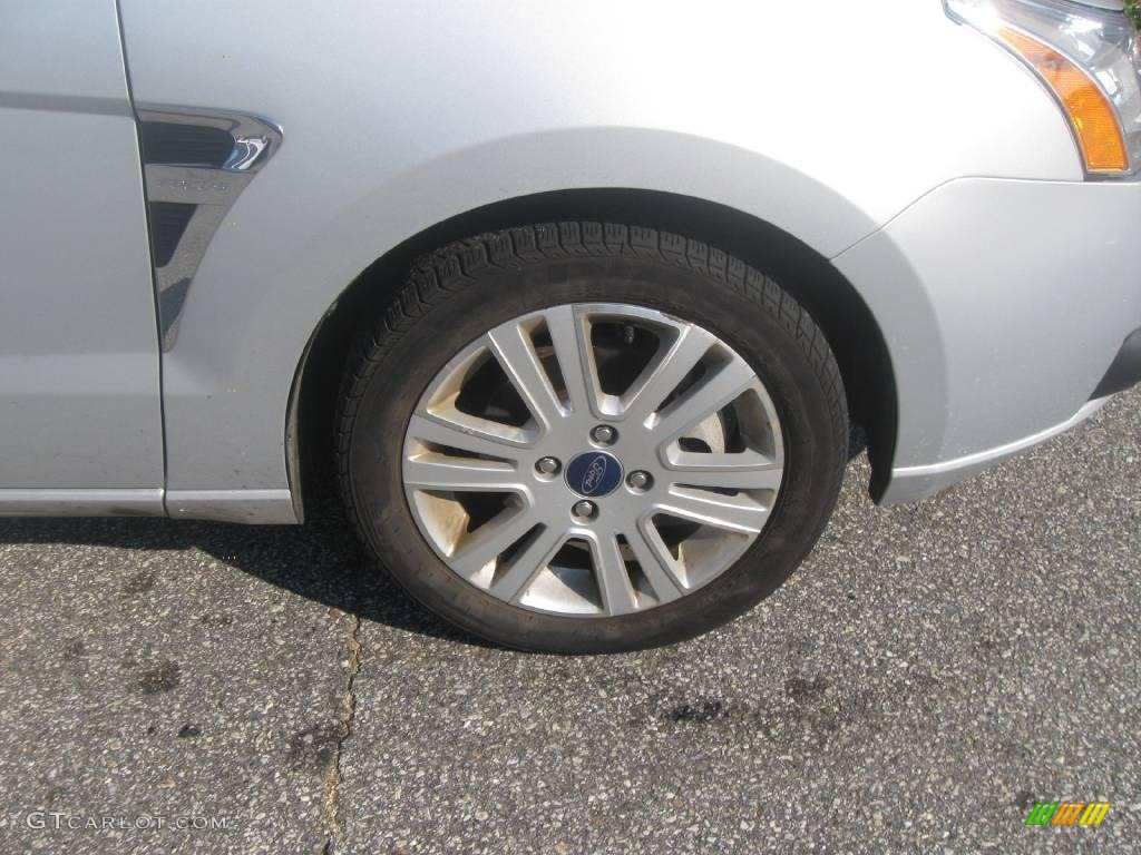 2008 Focus SE Sedan - Silver Frost Metallic / Medium Stone photo #4