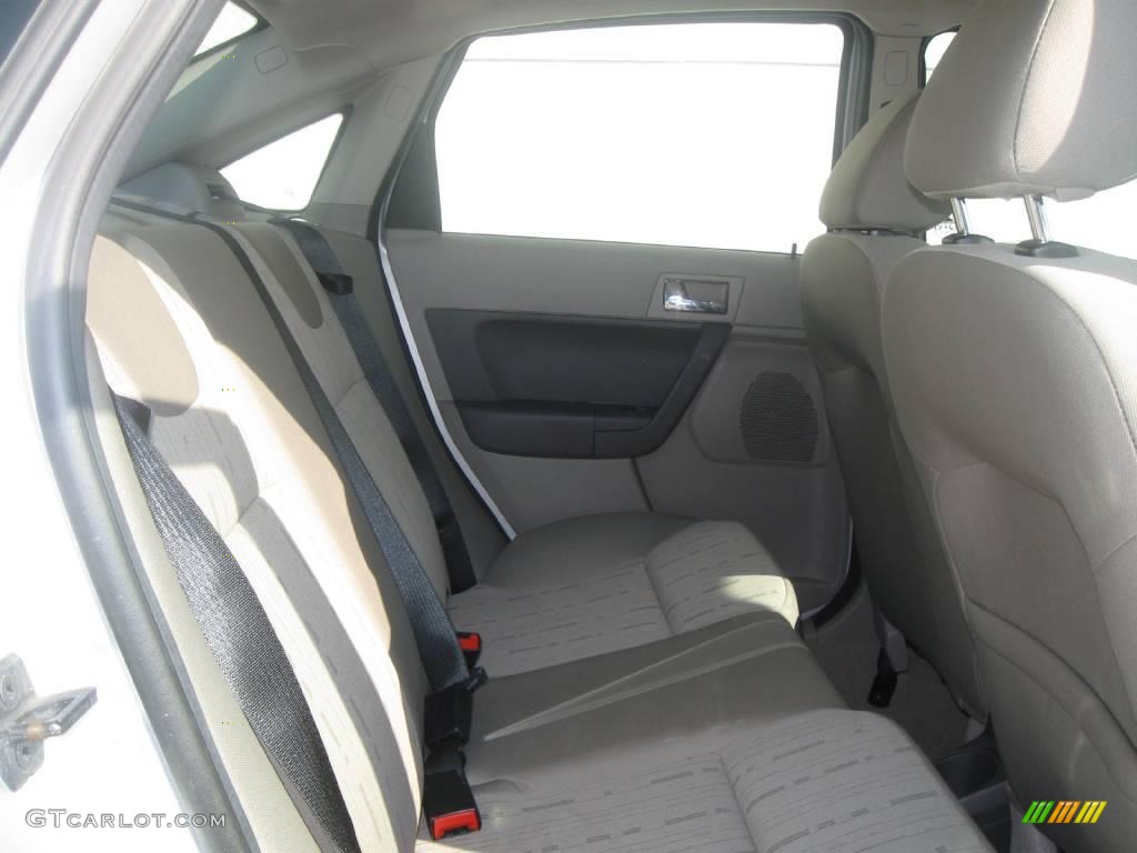 2008 Focus SE Sedan - Silver Frost Metallic / Medium Stone photo #5