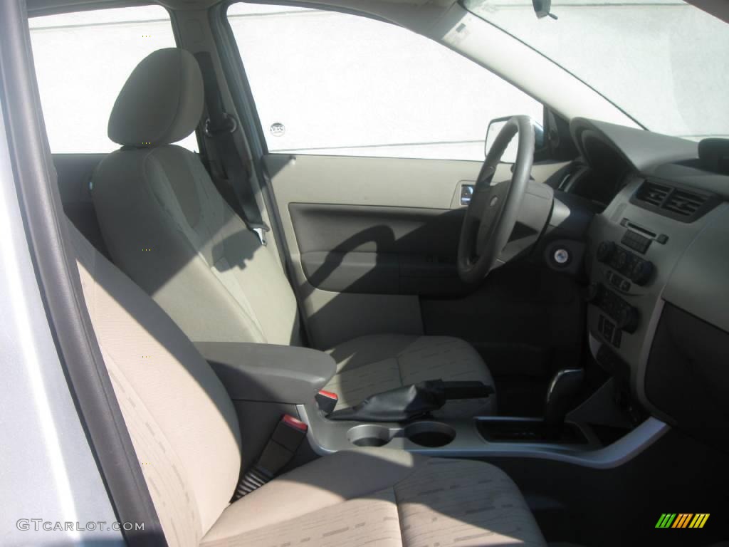 2008 Focus SE Sedan - Silver Frost Metallic / Medium Stone photo #6
