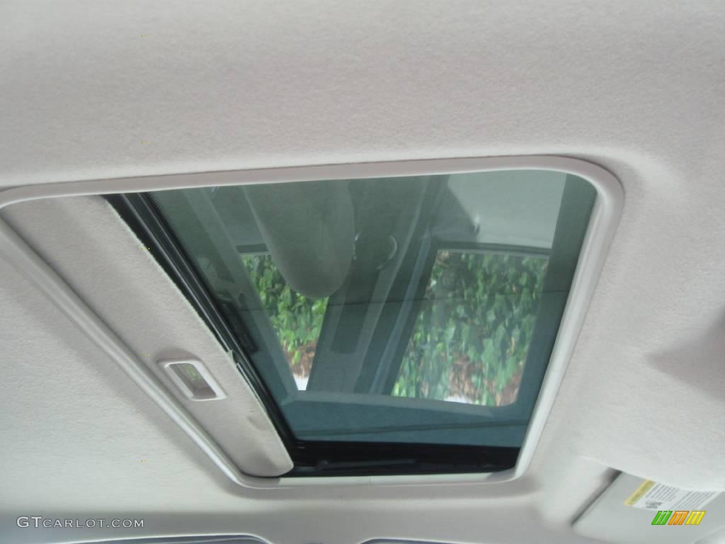 2008 Focus SE Sedan - Silver Frost Metallic / Medium Stone photo #7