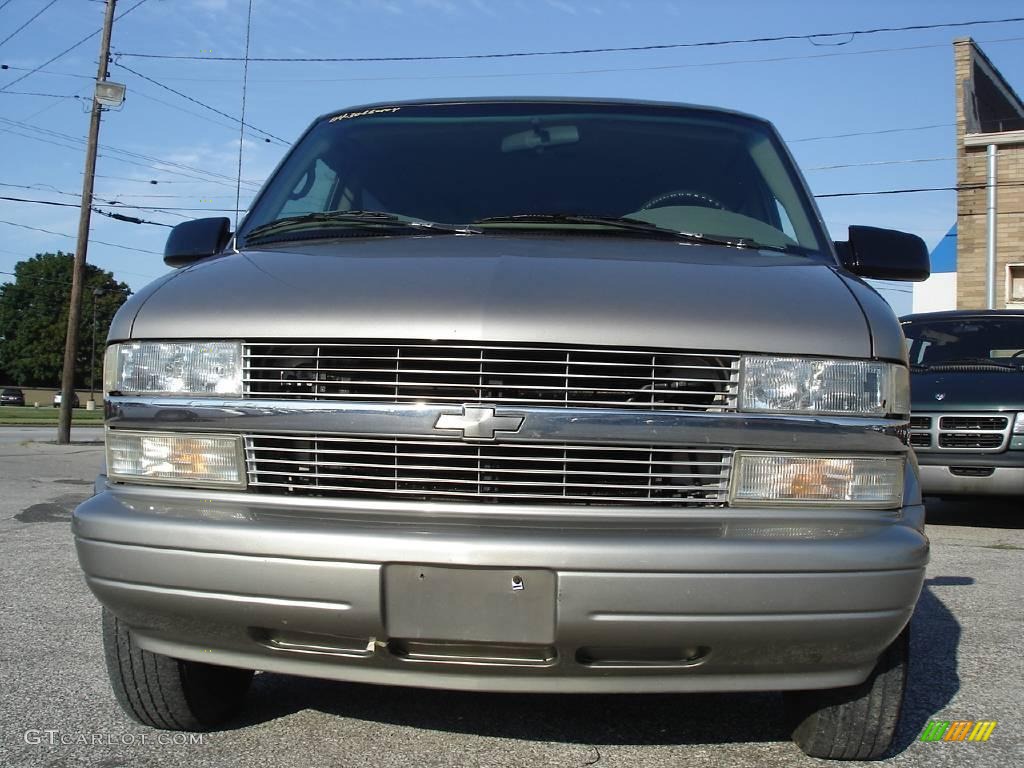 2004 Astro LS AWD Passenger Van - Light Pewter Metallic / Medium Gray photo #3