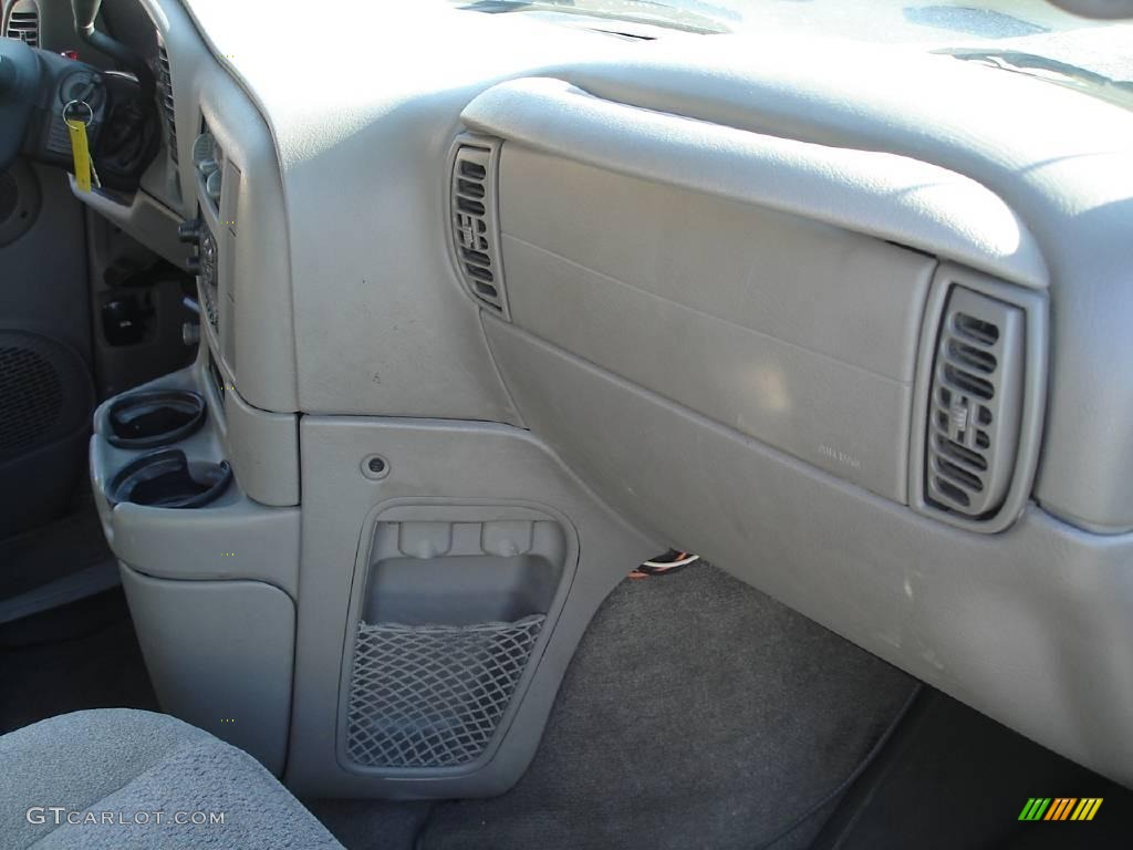 2004 Astro LS AWD Passenger Van - Light Pewter Metallic / Medium Gray photo #17
