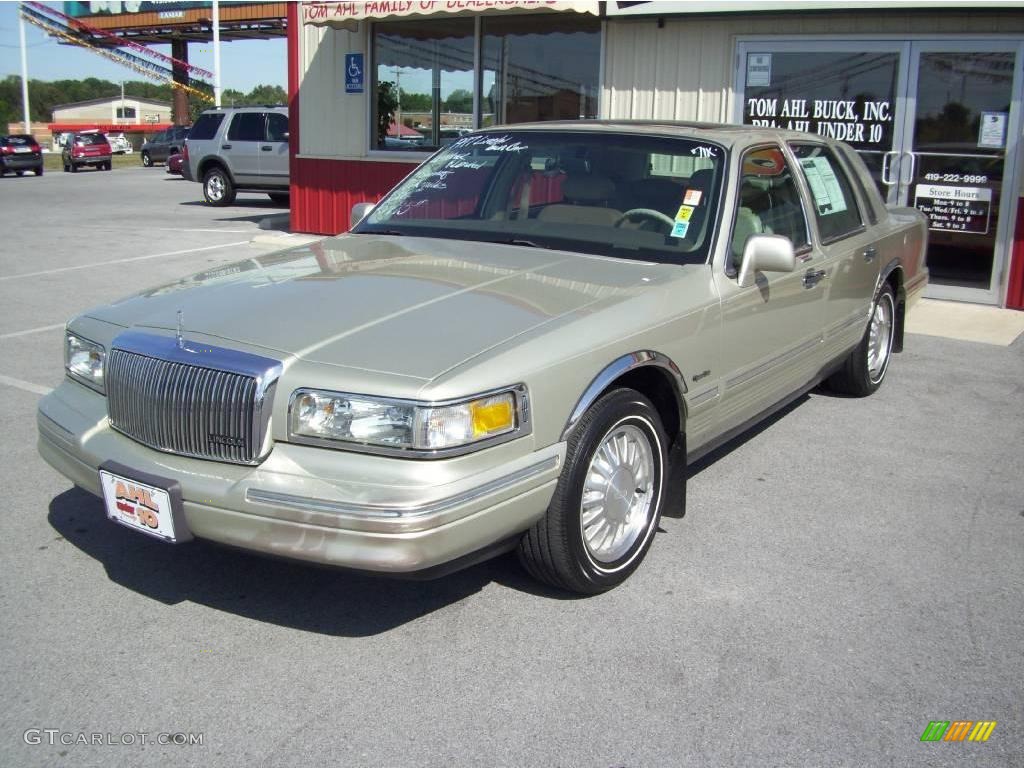 1997 Town Car Signature - Light Prairie Tan Metallic / Beige photo #1