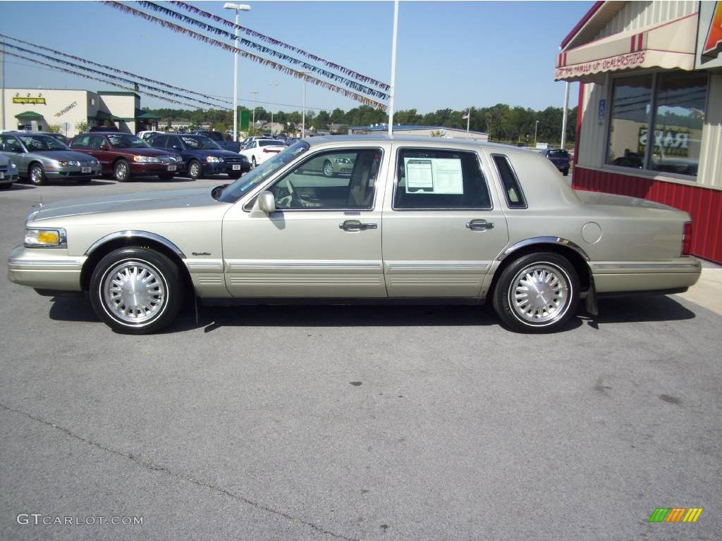 1997 Town Car Signature - Light Prairie Tan Metallic / Beige photo #2