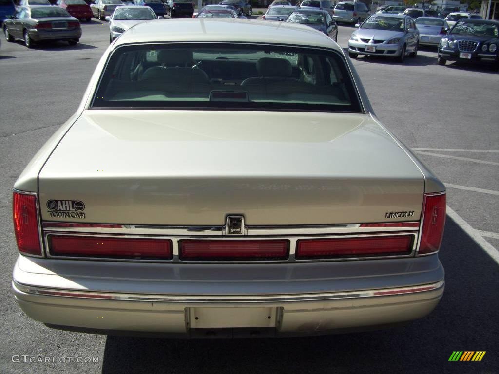 1997 Town Car Signature - Light Prairie Tan Metallic / Beige photo #4