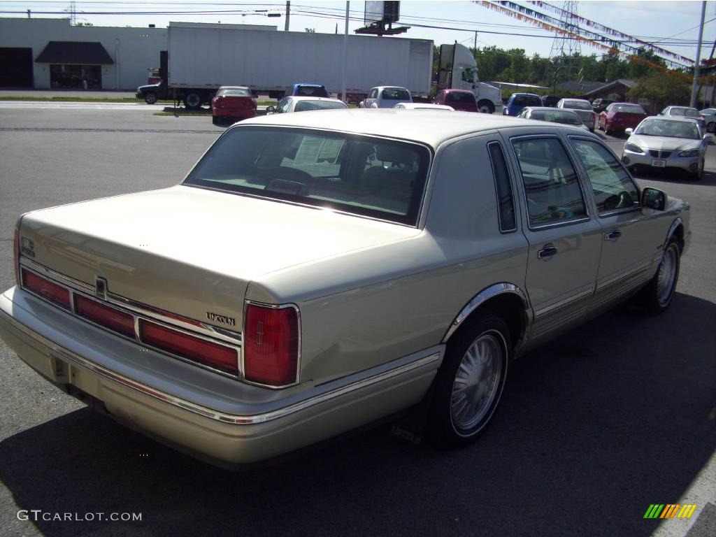 1997 Town Car Signature - Light Prairie Tan Metallic / Beige photo #5