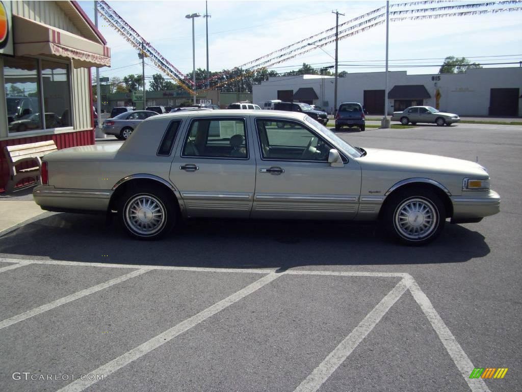 1997 Town Car Signature - Light Prairie Tan Metallic / Beige photo #6