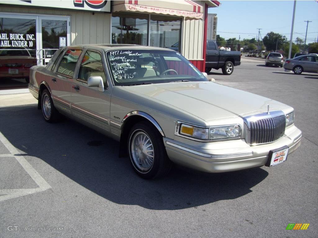 1997 Town Car Signature - Light Prairie Tan Metallic / Beige photo #7