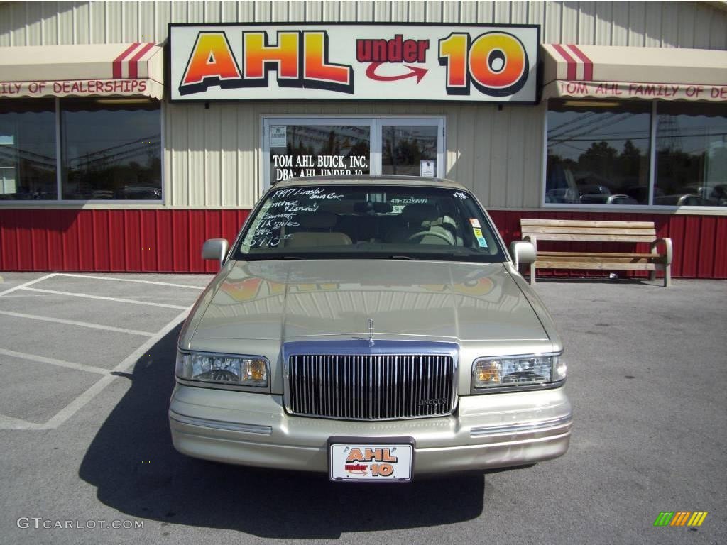 1997 Town Car Signature - Light Prairie Tan Metallic / Beige photo #8