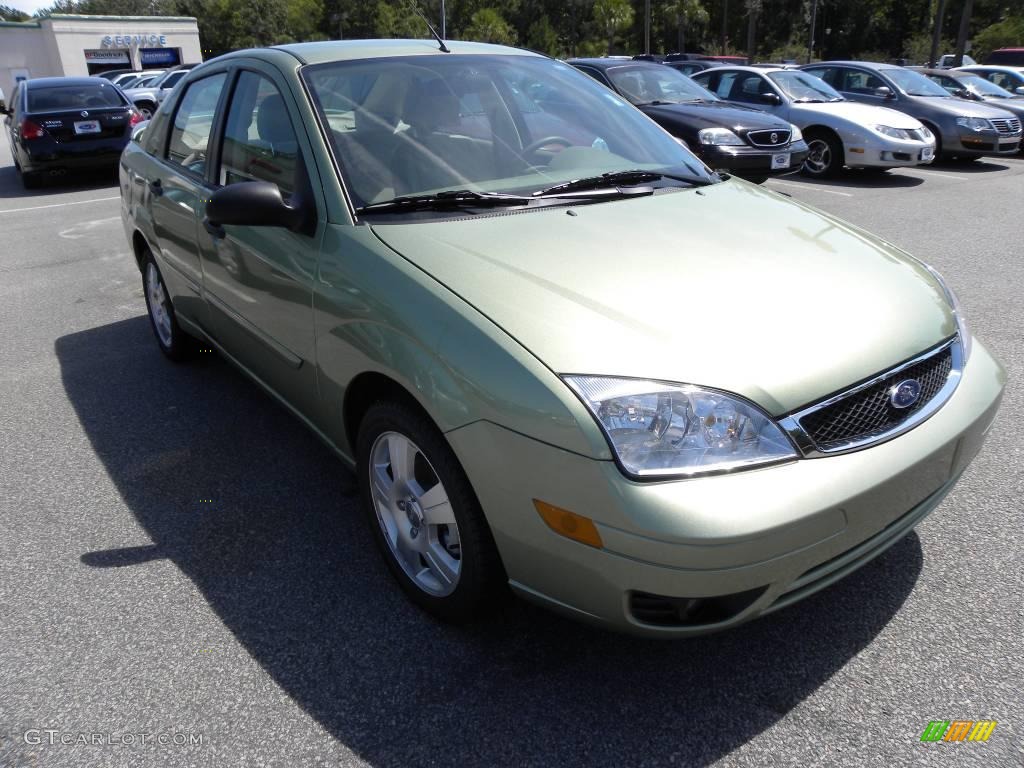 2007 Focus ZX4 SES Sedan - Kiwi Green Metallic / Charcoal/Light Flint photo #1