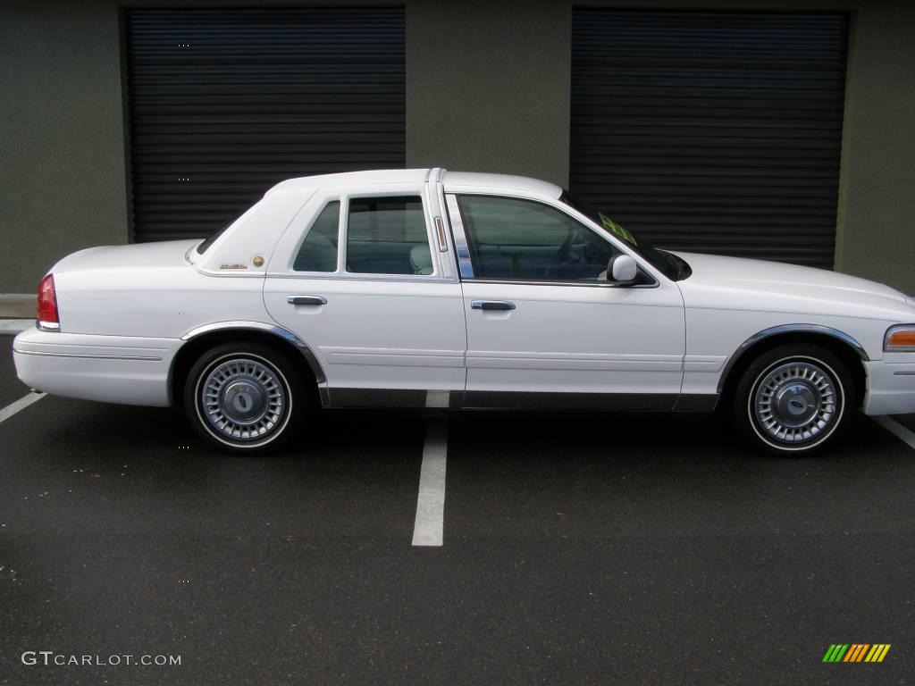 2000 Crown Victoria Florida Edition Sedan - Vibrant White / Light Graphite photo #5