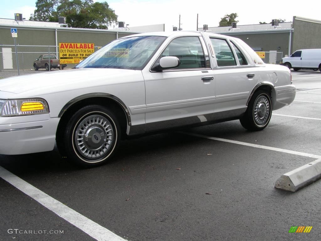 2000 Crown Victoria Florida Edition Sedan - Vibrant White / Light Graphite photo #8