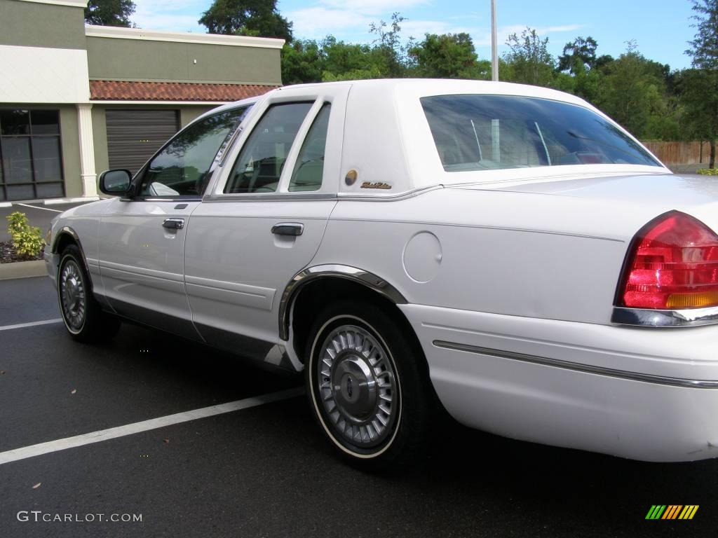 2000 Crown Victoria Florida Edition Sedan - Vibrant White / Light Graphite photo #9