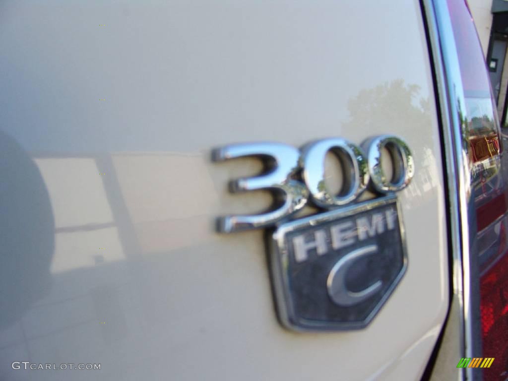 2005 300 C HEMI - Cool Vanilla / Deep Jade/Light Graystone photo #10