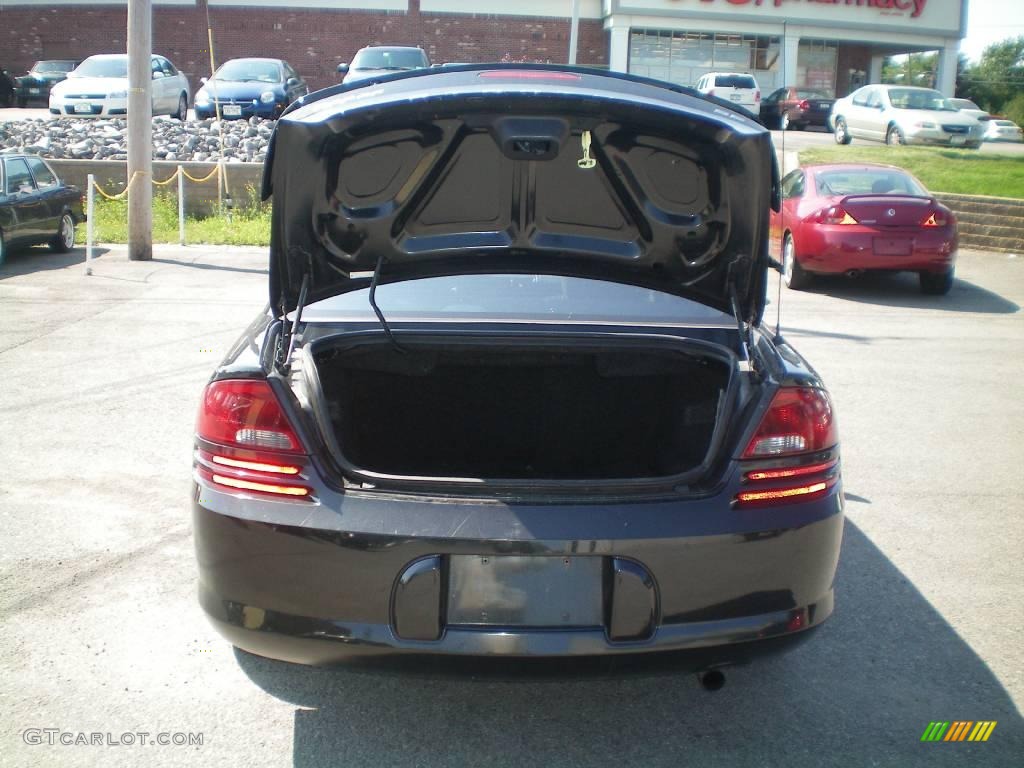 2003 Stratus SE Sedan - Brilliant Black Crystal Pearl / Dark Slate Gray photo #17