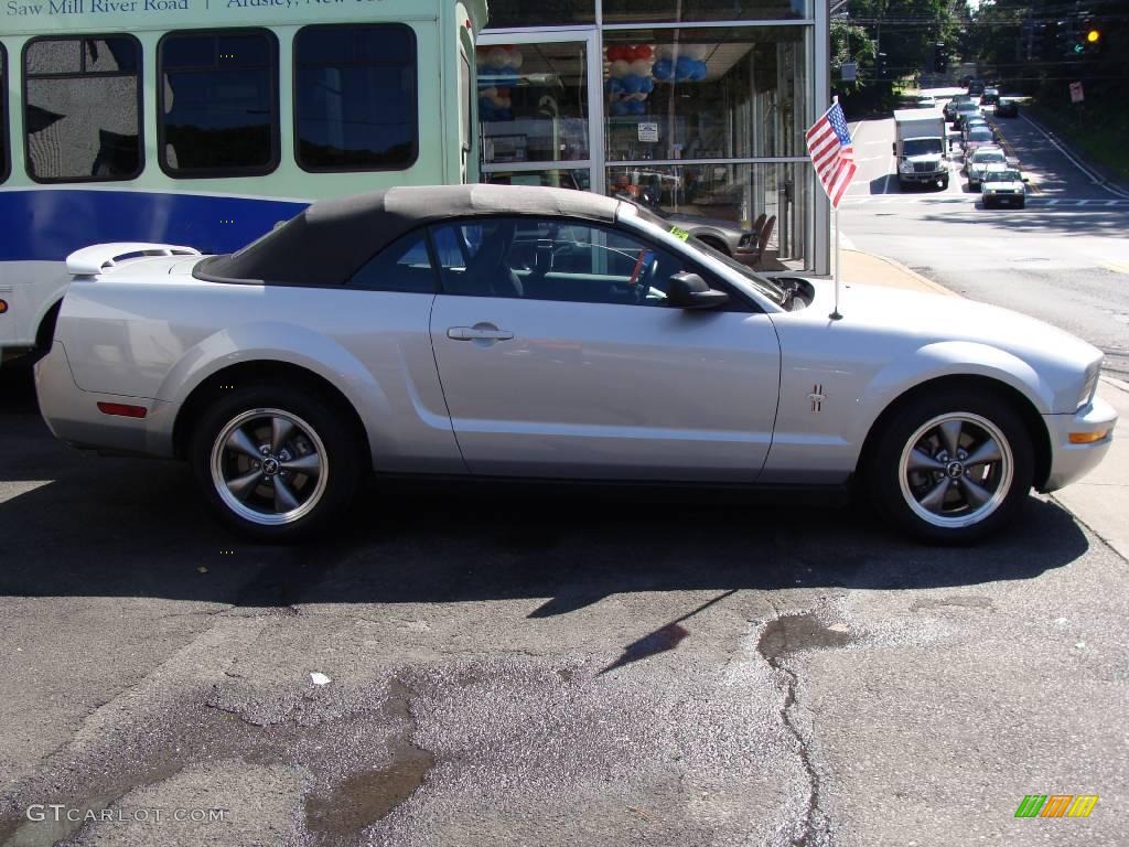 2006 Mustang V6 Premium Convertible - Satin Silver Metallic / Dark Charcoal photo #4