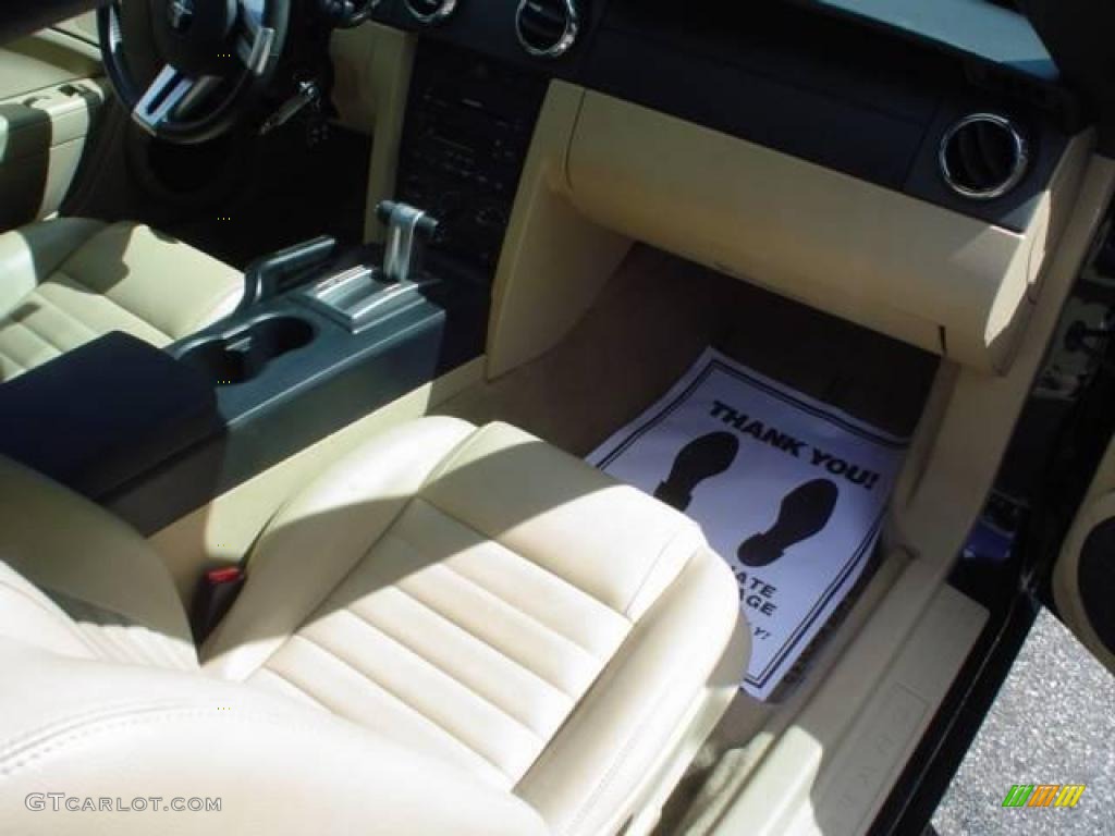 2006 Mustang GT Premium Convertible - Black / Light Parchment photo #17