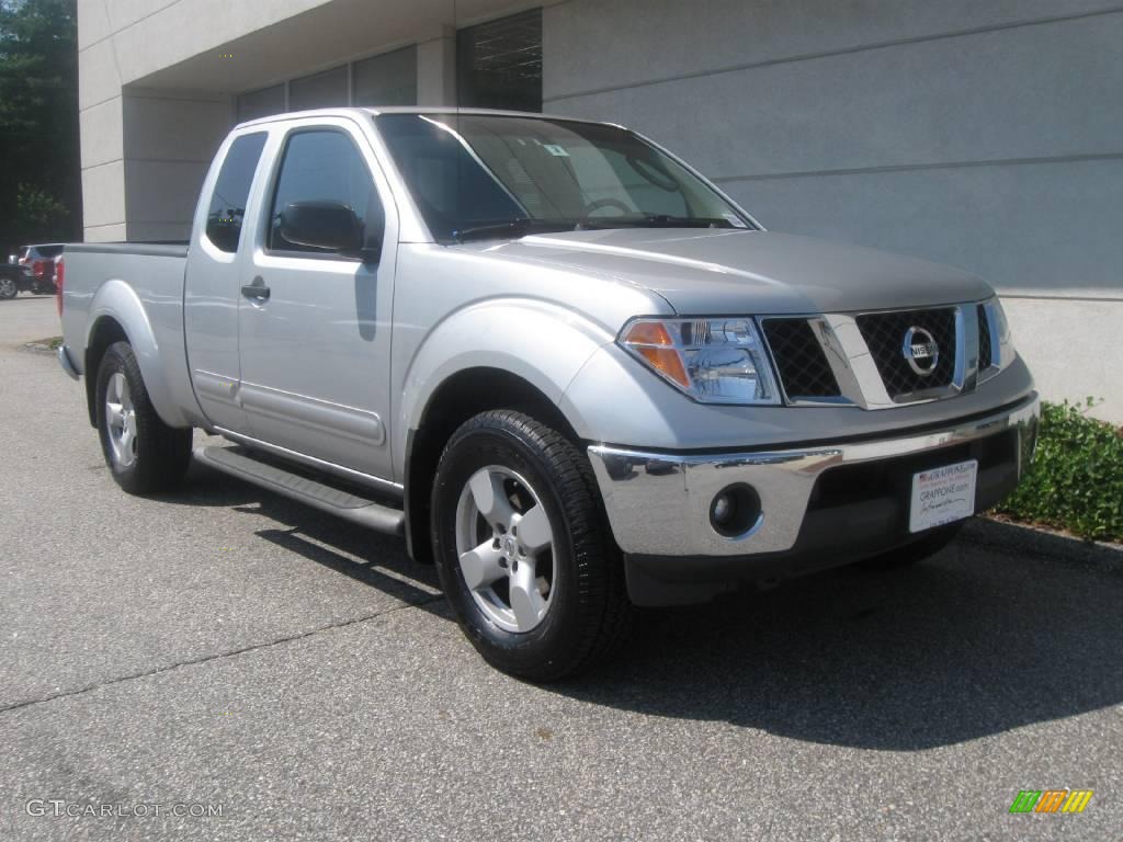 2005 Frontier LE King Cab 4x4 - Radiant Silver Metallic / Steel photo #1