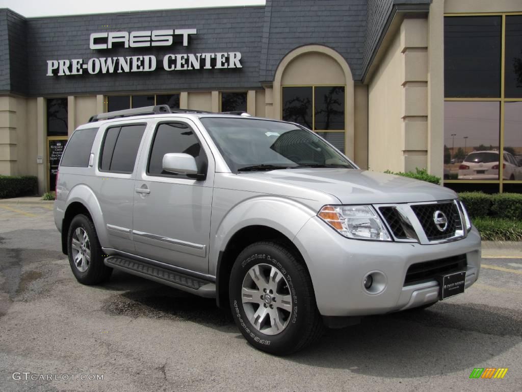 Silver Lightning Nissan Pathfinder