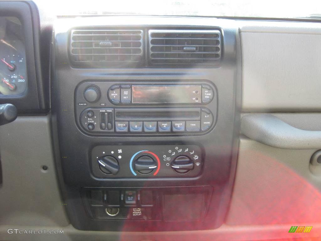 2004 Wrangler Sahara 4x4 - Light Khaki Metallic / Khaki photo #13