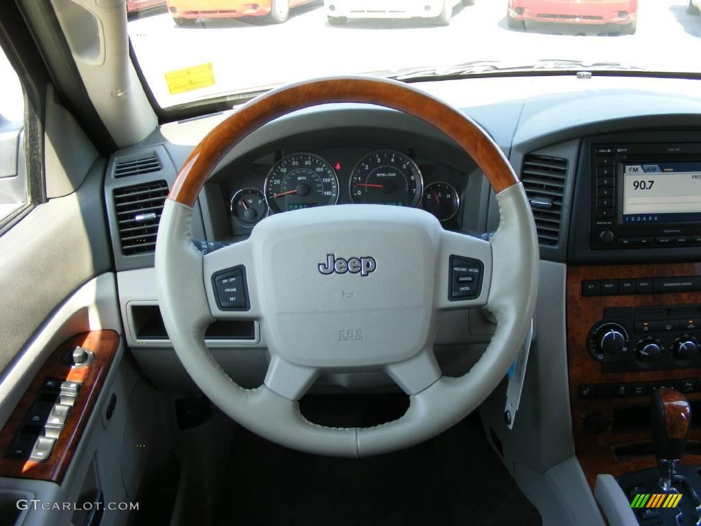 2006 Grand Cherokee Overland 4x4 - Light Khaki Metallic / Khaki photo #27