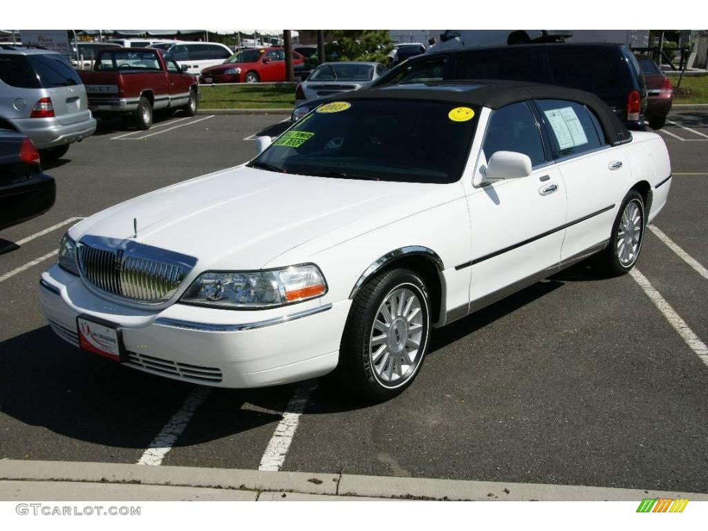 2003 Town Car Signature - Vibrant White / Black photo #1