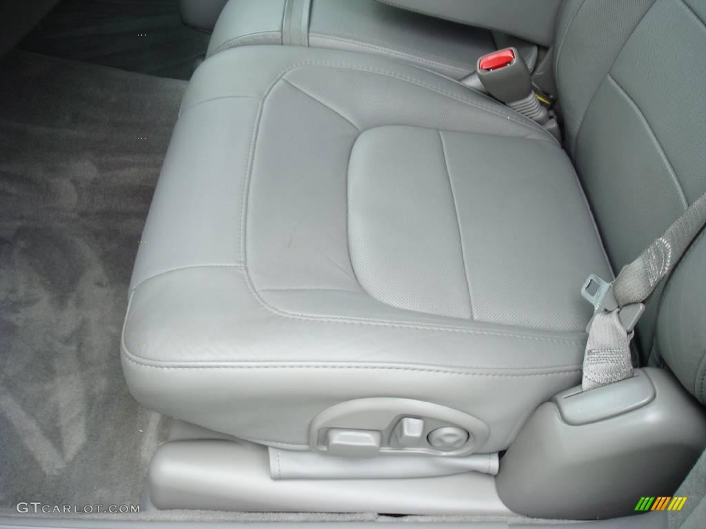 2005 DeVille Sedan - Light Platinum / Dark Gray photo #15