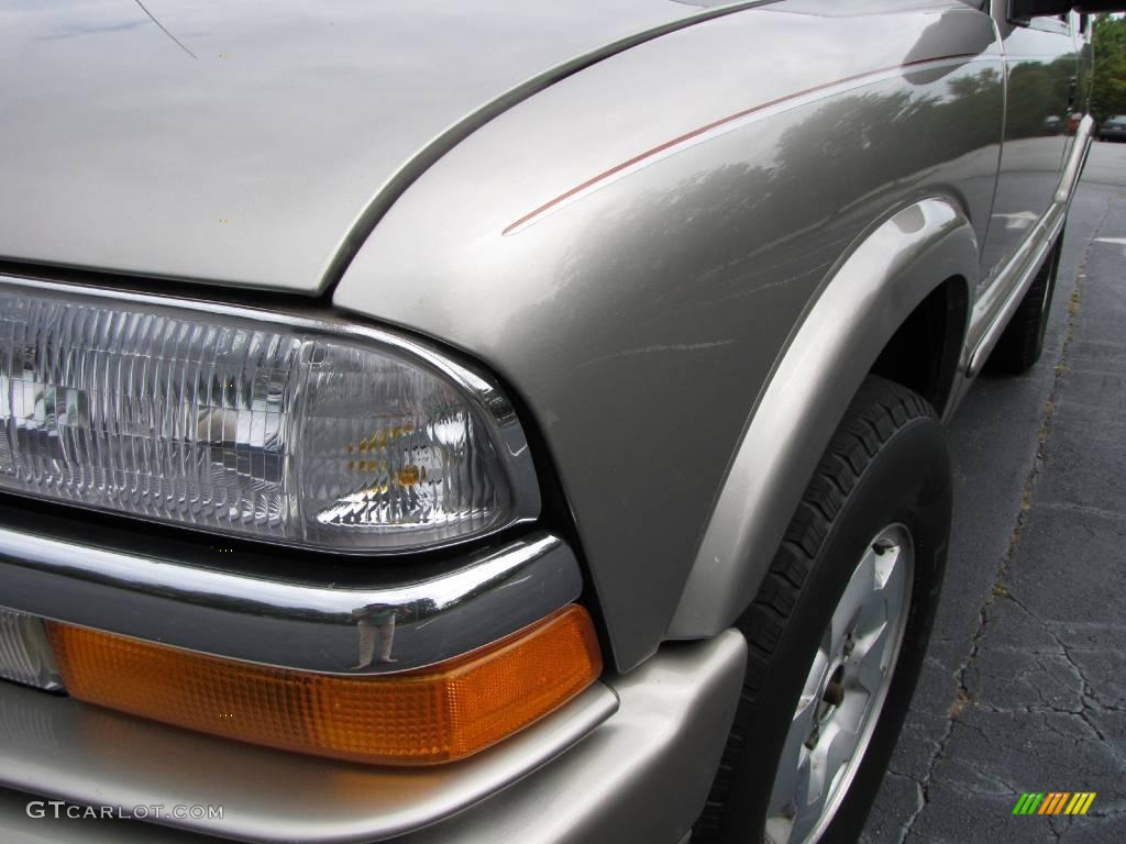 2001 Blazer LS 4x4 - Light Pewter Metallic / Medium Gray photo #20