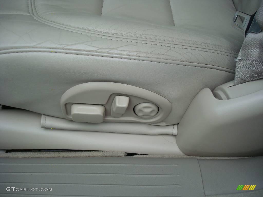 2003 DeVille Sedan - White Diamond / Neutral Shale Beige photo #15