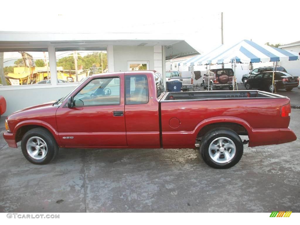 1997 S10 LS Extended Cab - Cherry Red Metallic / Graphite photo #7