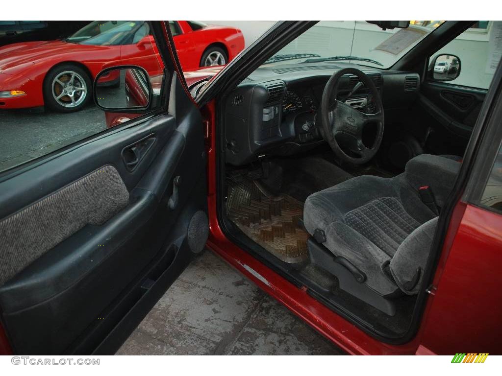 1997 S10 LS Extended Cab - Cherry Red Metallic / Graphite photo #11