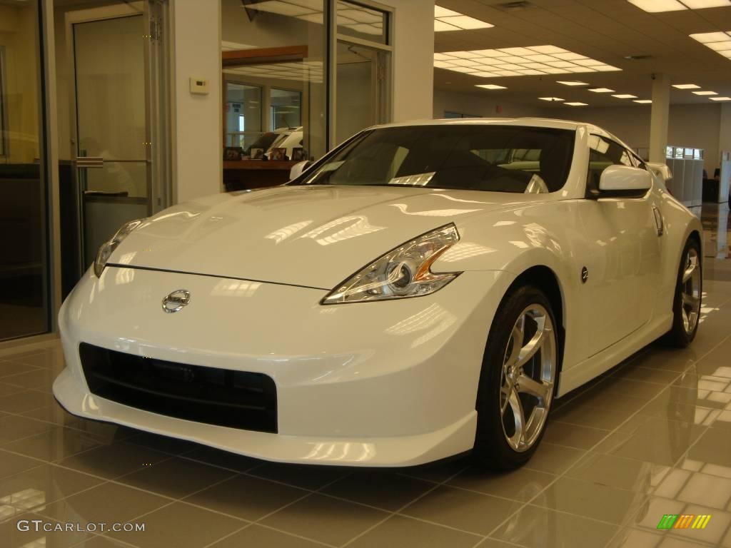 Pearl White Nissan 370Z