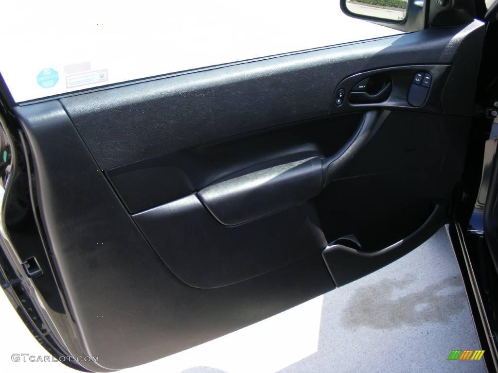 2006 Focus ZX3 SE Hatchback - Pitch Black / Charcoal/Charcoal photo #25