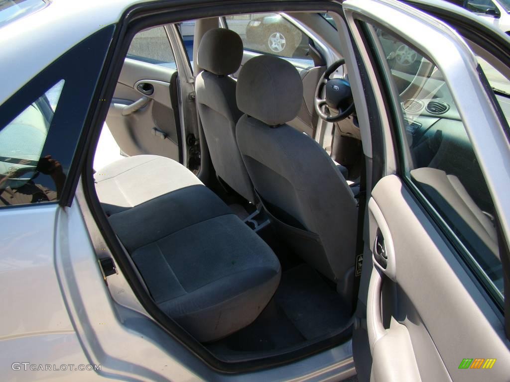 2002 Focus LX Sedan - CD Silver Metallic / Medium Graphite photo #12