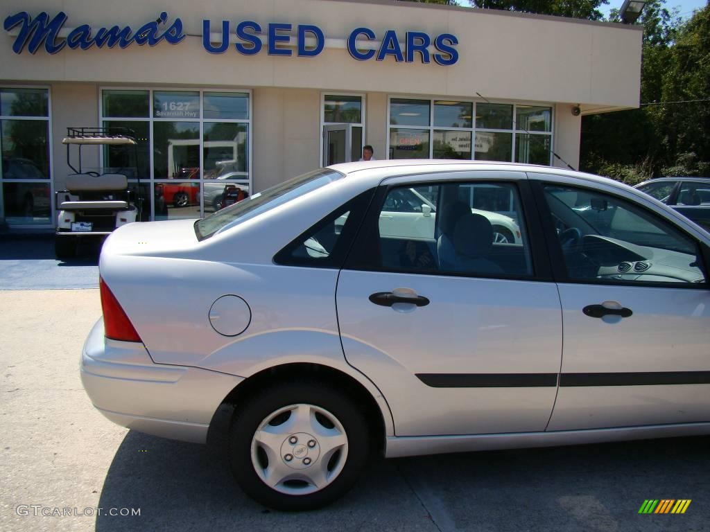 2002 Focus LX Sedan - CD Silver Metallic / Medium Graphite photo #24