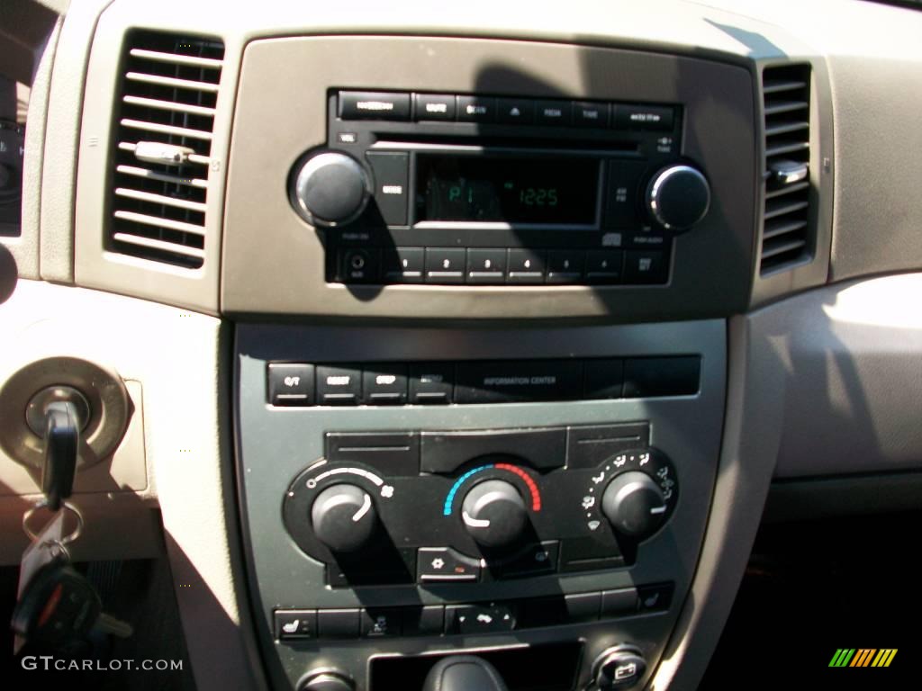 2006 Grand Cherokee Laredo - Deep Beryl Green Pearl / Khaki photo #16